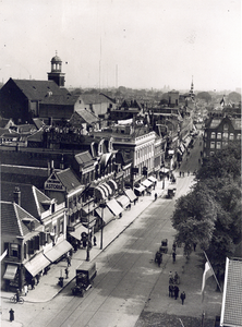 883946 Gezicht op de noordzijde van het Vredenburg te Utrecht, vanaf het jaarbeursgebouw, met links op de voorgrond de ...